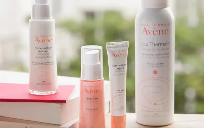 AVÈNE Sérum luminosidad. Tonifica - Calma - Hidrata. Una recarga de energía para la piel cansada y sensible antes de aplicar la crema de día. La tez está fresca y radiante. Refrescante, hidratante, radiante.