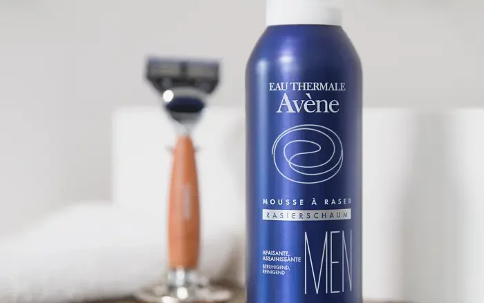 AVÈNE MEN Espuma de afeitar. Calma - Hidrata - Purifica. Su espuma ligera y cremosa facilita el deslizamiento de la cuchilla y hace que el afeitado sea más cómodo. Esta espuma de afeitar ligera y cremosa mejora el deslizamiento de la cuchilla para un afeitado más cómodo y protege la piel de la irritación provocada por la cuchilla.