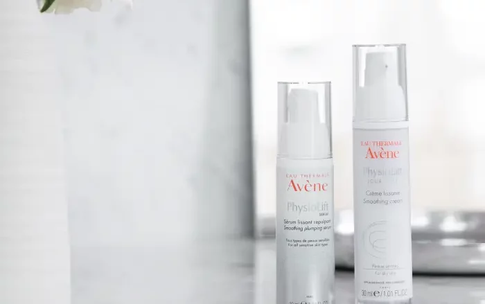 AVÈNE PhysioLift Crema alisadora de día. Realza la luminosidad - Reafirma - Repulpa. Alisa las arrugas instaladas, aporta firmeza a la piel e ilumina la tez. Combinación exclusiva y patentada de activos complementarios antiedad. Rellenadora, alisante e hidratante.  Tipo de piel: Piel seca - Piel sensible Necesidades: Anti-envejecimiento - Antiarrugas - Efecto lifting