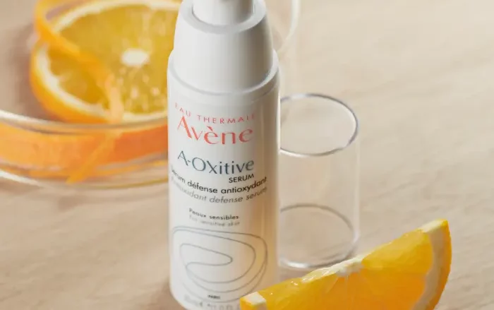 AVÈNE A-OXitive Sérum Defensa antioxidante. Reafirma - Repulpa - Hidrata. Equivalente a un 15% de vitamina C pura, este sérum protector antioxidante ayuda a defender la piel de los efectos nocivos del estrés oxidativo.
