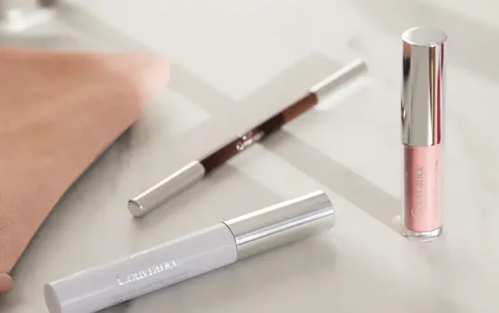 AVÈNE Couvrance Máscara de alta tolerancia Negro. Maquillaje. Intensifica, separa y riza las pestañas. Sin perfume. El 100 % de los valores nutricionales de referencia de hierro y biotina. Buena tolerancia digestiva. Resistencia del cabello. Crecimiento del cabello de la pestaña. Todos los tipos de piel - Pieles sensibles / hipersensibles. Necesidades: Maquillaje. Fabricado en Francia Esta máscara de pestañas hipoalergénica y de alta tolerancia es apta para ojos y pieles ultrasensibles*. Máscara de pestañas 3 en 1, intensifica, separa y riza las pestañas. Su fórmula antitransferencia y su innovador cepillo antigrumos** garantizan una distribución uniforme. Su composición permite un desmaquillado fácil***. Es totalmente adecuada para los usuarios de lentillas. La Máscara de alta tolerancia Couvrance Negro ofrece una fijación superior probada en condiciones húmedas**. Probada en el Centro de Investigación Dermatológica.