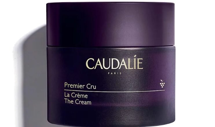 CAUDALIE La Crema Premier Cru Tipo de piel : Todo tipo de pieles Necesita : Antiedad Global Ingredientes clave : Ácido hialurónico, Viniferina, TET8™ Patented Technology (Caudalie x Harvard Medical School) Textura : Crema Use : Por la manana y por la noche, despues del sérum ¿Qué es? Tratamiento antiedad excepcional, La Crème Premier Cru se refuerza con la tecnología patentada TET8™ para corregir los 8 marcadores de la edad: arrugas marcadas, líneas de expresión, firmeza, volumen, elasticidad, manchas, hidratación, luminosidad. Disponible en formato con recarga.