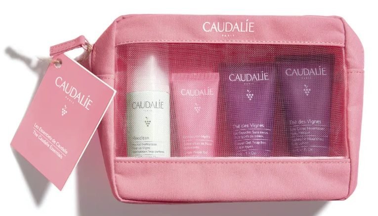 CAUDALIE Neceser Los Esenciales de Caudalie Tipo de piel : Todo tipo de pieles Necesita : Hidratación & Pieles sensibles Ingredientes clave : Ácido hialurónico, Uvas , Almizcle blanco Use : Mañana y tarde, todos los días ¿Qué es? Descubre nuestro neceser de verano: ¡Los Esenciales de Caudalie! Esta nueva edición limitada contiene 4 productos imprescindibles en formato de viaje en un bonito neceser que te hará ver la vida en rosa... ¡Descubre nuestros tratamientos de culto para rostro y cuerpo! Regala a tu piel una limpieza suave y una hidratación intensa. El Neceser Los Esenciales de Caudalie contiene: una Espuma Limpiadora Fleur de Vigne Vinoclean 50 mL, un Gelcream de Agua de Uva Vinosource-Hydra 15 mL, un Gel de Ducha Thé des Vignes 30 mL y un Tratamiento Corporal Nutritivo Hialurónico Thé des Vignes 30 mL.