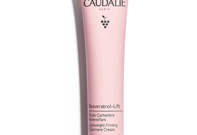 CAUDALIE Fluido Cachemir Redensificante Resveratrol-lift Tipo de piel : Todo tipo de pieles Necesita : Antiarrugas, firmeza Ingredientes clave : Escualeno de oliva, Péptidos, Resveratrol, Mezcla de nácares, Booster de Colágeno Vegano, Ácido hialurónico Textura : Fluido Use : Por la mañana, después del suero ¿Qué es? Gracias a su asociación patentada de Resveratrol, ácido hialurónico y booster de colágeno vegano, el Fluido Cachemir Redensificante hidrata la piel, corrige las arrugas y proporciona un efecto buena cara instantáneo gracias a su fórmula rica en nácares de origen natural.