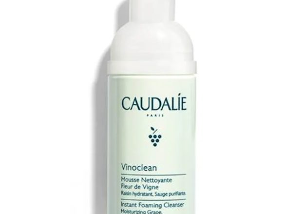CAUDALIE Espuma Limpiadora Fleur de Vigne 50ml Vinoclean Tipo de piel : Todo tipo de pieles Necesita : Limpiador Ingredientes clave : Salvia, Camomila, Uvas Textura : Espuma Use : Mañana y tarde, todos los días ¿Qué es? Producto emblemático de la línea Vinoclean, la Espuma Limpiadora es una loción cristalina que se transforma en una espuma generosa y ligera para ofrecer a la piel confort y suavidad.