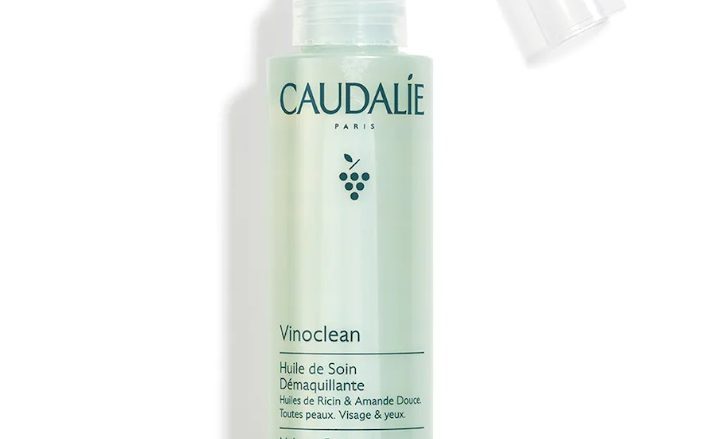 CAUDALIE Aceite Tratante Desmaquillante Vinoclean Tipo de piel : Todo tipo de pieles Necesita : Desmaquillado & Limpieza Ingredientes clave : Aceite de pepitas de uva, Aceite de almendra dulce, Aceite de ricino Textura : Aceite lácteo Use : Mañana y tarde, todos los días ¿Qué es? El Aceite Tratante Desmaquillante es una mezcla de aceites vegetales nutritivos de origen 100% natural. Eficaz con todo tipo de maquillajes, incluso waterproof, su fórmula clean y vegana desmaquilla el rostro, los ojos y los labios con suavidad.