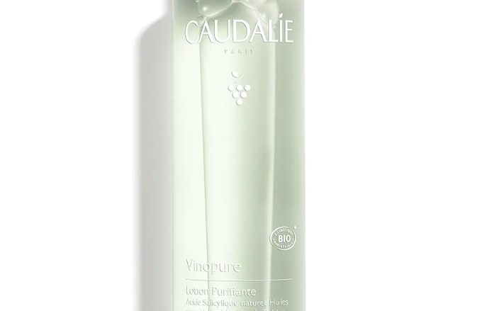 Tipo de piel : Pieles con tendencia acneica Necesita : Imperfecciones, poros dilatados, puntos negros, piel grasa Ingredientes clave : Ácido Salicílico Natural, Agua de uva bio, 6 aceites esenciales purificantes Textura : Loción Use : Mañana y tarde, todos los días ¿Qué es? El Tónico Vinopure minimiza los poros, reduce las imperfecciones y matifica los brillos. La piel queda purificada, matificada, limpia y nítida.