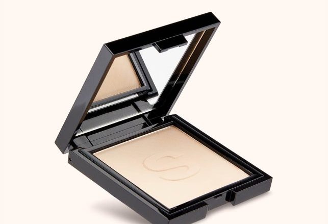 Invisible Matte Polvos Matificantes Polvos matificantes translúcidos de textura sedosa que ayudan a matificar el exceso de brillo sobre tu piel gracias a las propiedades hidratantes del aceite de Macadamia. Al tratarse de un polvo translúcido, no da color y su textura sedosa no deja residuo, marcas ni surcos.