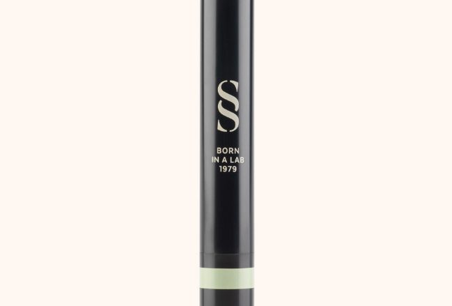 Coveressence [Corrector antirojeces] Corrector antirojeces suave y sedoso en stick que se desliza como una segunda piel. Difumina y enmascara las rojeces y cicatrices, gracias a su tono verde que neutraliza el rojo.