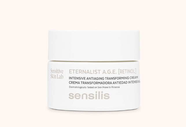 Eternalist A.G.E. [Retinol] Crema textura gelatina de rápida absorción que redensifica, retexturiza, ilumina y mejora la condición global de la piel. Formulada con Retinyl Palmitate Liposomado por su acción transformadora, Niacinamida para reparar la función barrera, Extracto de Malinkara con poder antiglicación y Extracto de Lupinus Albus como redensificante. La combinación ideal para la piel sensible. ¿Es para ti? Eternalist A.G.E. [Retinol] es adecuado para aquellas pieles que quieren iniciarse a los procesos de retinización para paliar los signos del envejecimiento o incluso para aquellas pieles que quieren un período de descanso de retinol puro. También es apta para pieles con rojeces o con tendencia a rosácea y/o cuperosis.