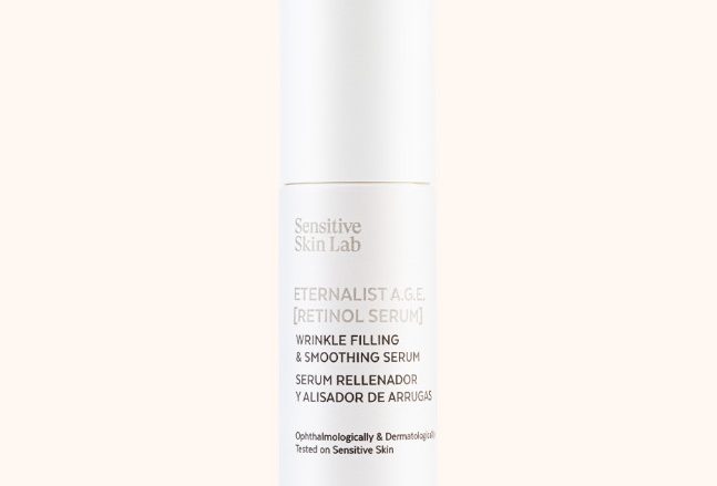 Eternalist A.G.E. [Retinol Serum] Sérum de retinol para pieles sensibles rellenador y corrector de arrugas con efecto lifting inmediato. De excelente absorción, está formulado con un 10% de Retinyl Palmitate Liposomado por su acción transformadora, un 1% de Ácido Hialurónico de peso molecular medio, por su acción hidratante y Péptidos miméticos “botox like”, que ayudan a reducir visiblemente las arrugas de expresión.¿Es para ti? Eternalist A.G.E. [Retinol Serum] es ideal para pieles grasas y adecuado para aquellas pieles que quieren iniciarse a los procesos de retinización para paliar los signos del envejecimiento o incluso para aquellas pieles que quieren un período de descanso de retinol puro.