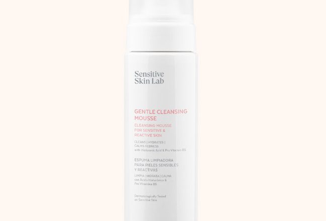 Gentle Cleansing [MOUSSE] Espuma limpiadora para pieles secas, sensibles y reactivas que respeta el manto lipídico de la piel. Limpia, hidrata y calma gracias al ácido hialurónico y sus activos calmantes como el pantenol (Pro Vit B5). Delicadeza y confort sin alterar la función barrera.