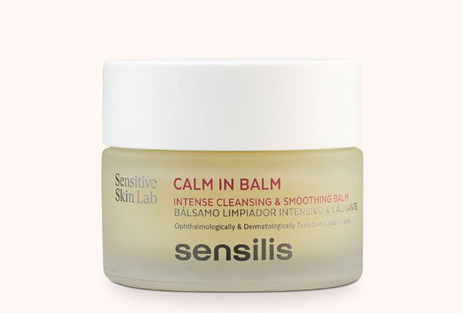 Calm in Balm Bálsamo limpiador apto para pieles sensibles y reactivas. Limpia en profundidad y elimina eficazmente incluso el maquillaje waterproof gracias a su fórmula compuesta por aceites en textura cera fundente. Con propiedades nutritivas e hidratantes. La manteca de karité y el extracto de manzanilla reducen las rojeces. Producto recomendado para preparar la piel antes de un tratamiento estético. Ideal como primer paso en la doble limpieza.