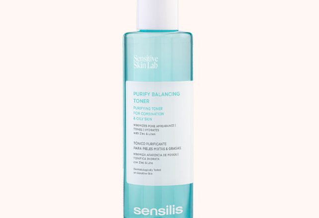 Purify Balancing Toner Tónico purificante para pieles mixtas y grasas. Complementa la acción del gel limpiador tras la limpieza, regula la secreción sebácea sin producir efecto rebote y minimiza la apariencia de los poros, gracias a sus activos astringentes como el Zinc y el Lino.