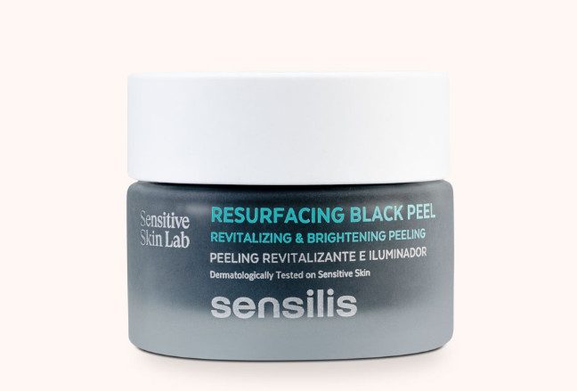 Resurfacing Black Peel Peeling facial energizante de carbón vegetal que aporta luminosidad instantánea en pieles apagadas o afectadas por el estrés y la contaminación. Estimula la renovación celular, alisa el relieve y unifica el tono dejando una piel renovada y luminosa. Ayuda a eliminar células muertas y otras impurezas que se depositan en la superficie de la epidermis.