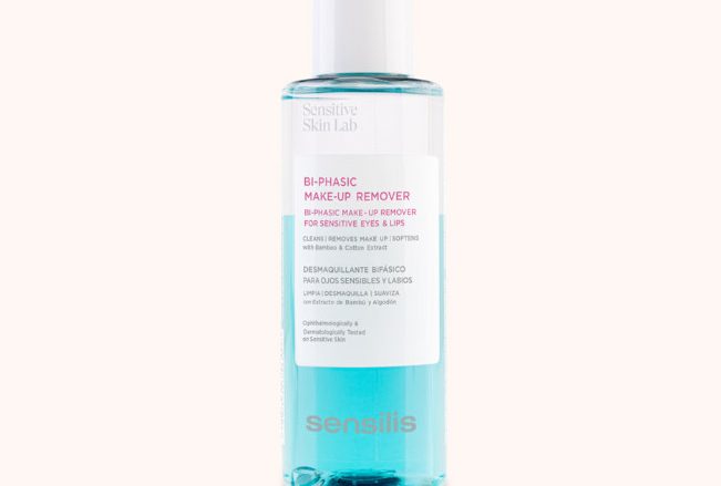 Bi-Phasic Make Up Remover Desmaquilla tus ojos sensibles y labios con este ritual bifásico: una solución formada por dos fases, formulada con emolientes de gran poder de arrastre y alta tolerancia. Elimina los restos del maquillaje. Con ingredientes como el extracto de bambú y el algodón.
