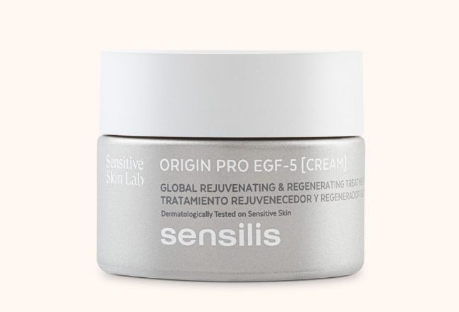 Origin PRO EGF-5 [Crema] Crema para un tratamiento rejuvenecedor y regenerador global de la piel que actúa en sinergia sobre todos los signos de la edad. Formulada con 5 Factores de Crecimiento por su capacidad de regeneración celular y estimulación de la producción de colágeno y elastina, 2 Pentapéptidos como reductores de arrugas, Extracto de Células Madre Vegetales aportando nutrientes a las células madre epidérmicas y como antioxidantes y Extracto de Avena Sativa por su acción reafirmante. ¿Es para ti? Origin Pro EGF-5 [Crema] es adecuada para pieles con tendencia normal o seca, para pieles en proceso de retinización y para aquellas pieles que buscan una rutina global minimalista y de alto rendimiento.