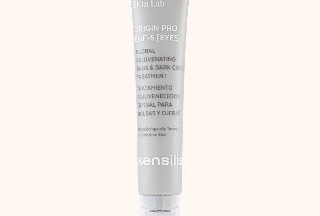 Origin PRO EGF-5 [Ojos] Contorno de ojos de textura cremosa con pigmentos beige iluminadores para un tratamiento rejuvenecedor global indicado en bolsas y ojeras. Formulado con 5 Factores de Crecimiento por su capacidad de regeneración celular y estimulación de la producción de colágeno y elastina, 2 Pentapéptidos como reductores de arrugas, Extracto de Células Madre Vegetales aportando nutrientes a las células madre epidérmicas y acción antioxidante y Complejo Antiojeras. ¿Es para ti? Origin Pro EGF-5 [Ojos] está indicado para tratar bolsas, ojeras vasculares y ojeras hiperpigmentarias así como todos los signos de envejecimiento del contorno de ojos.