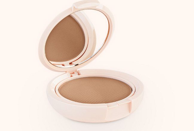 Photocorrection [Make Up] SPF 50+ Maquillaje compacto protector en crema con SPF50+. Proporciona una muy alta protección previniendo la aparición del eritema solar y las quemaduras. Además, disimula eficazmente las imperfecciones cutáneas como lunares, cicatrices, vitíligo o acné con un efecto bronceado natural y exquisito perfume.