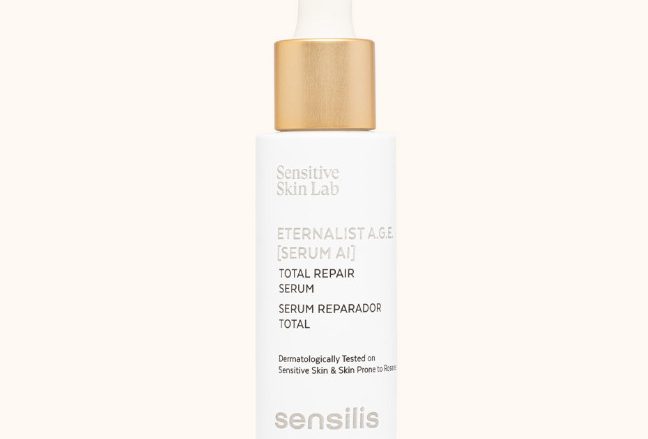 Eternalist A.G.E. [Serum AI] Sérum de textura ligera redensificante con actividad antiglicación y antiinflamaging que mejora la condición global de la piel y ayuda a disminuir el enrojecimiento. Formulado con Extracto de Malinkara por su poder antiglicación, Extracto de Lupinus Albus como redensificante, Diosmina por su acción antiinflamatoria y venotónica, Factores de Crecimiento para reparar, reducir y remodelar arrugas y Aceite de Camelia como hidratante. ¿Es para ti? Eternalist A.G.E. [Serum AI] es adecuado para todo tipo de pieles con edad aparente de más de 45 años con arrugas en reposo, que han perdido grosor, firmeza y volumen facial. También es ideal para aquellas pieles que se encuentran en periodo perimenopáusico y apta para pieles con rojeces o con tendencia a rosácea y/o cuperosis.
