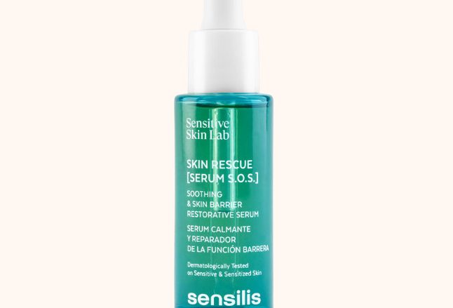 Skin Rescue [Serum S.O.S.] Sérum de textura ultraligera que calma y repara la piel en 30 minutos, reduce visiblemente el enrojecimiento de la piel reactiva, restaura la función barrera y mantiene la hidratación de la epidermis. Está formulado con CM-Naringenin Chalcone y Pantenol, por su acción antirojeces, Alfa-bisabodol, por su acción antiinflamatoria, y 5 factores de crecimiento, por su poder remodelador, reparador y renovador. ¿Es para ti? Skin Rescue [Serum SOS] es ideal para aquellas pieles que necesitan recuperarse tras un procediemiento médico-estético, un proceso de retinización u otras situaciones que puedan precisar de un efecto calmante inmediato: depilación, quemadura solar, etc. También es apto para pieles con rojeces o con tendencia a rosácea y/o cuperosis.