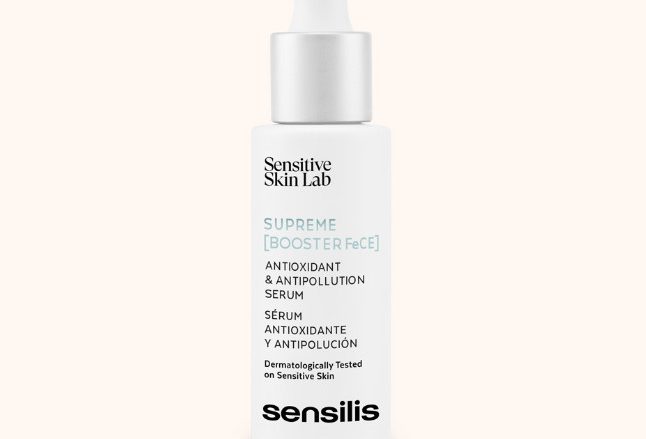 Supreme [Booster FeCE] Sérum de textura ultraligera con alta potencia antioxidante, antipolución e iluminadora para proteger la piel sensible. Formulado con activos antioxidantes que funcionan de forma sinérgica: Ácido Ferúlico (0,5%), Vitamina C estabilizada (5%) y Vitamina E (0,5%). Actúan junto a la Moringa Oleifera para ofrecer una acción antipolución y Ácido Hialurónico que mejora la hidratación y elasticidad a la piel. ¿Es para ti? Supreme [Booster FeCE] es adecuado para todo tipo de pieles que buscan diariamente prevenir los signos del envejecimiento prematuro, aumentar su luminosidad y protegerse ante agentes externos.