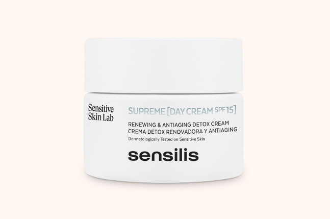 Supreme [Day Cream] Crema de día formulada con activos reestructurantes que devuelven la elasticidad y belleza a tu piel. Por eso lo usamos en este tratamiento que renueva las estructuras cutáneas y atenúa eficazmente las arrugas.