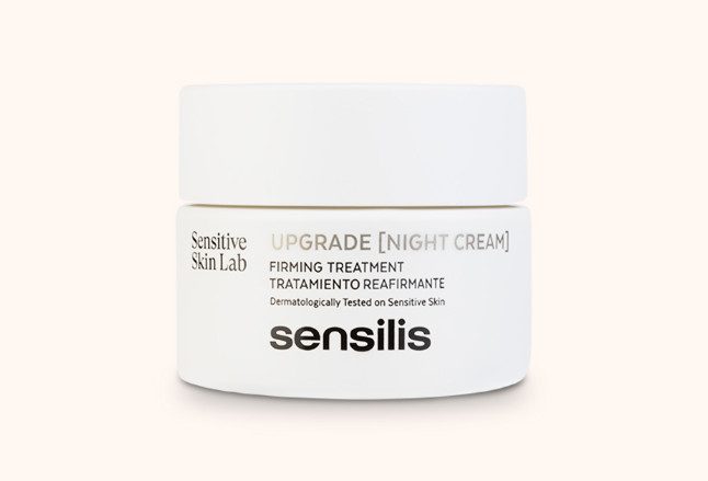 Upgrade [Crema Noche] Crema de textura rica pero no grasa de fácil extensibilidad que reafirma, remodela, reduce arrugas y potencia la renovación de la piel por la noche. Formulada con Bakuchiol (retinol-like) que promueve la síntesis de colágeno, Extracto de Arroz Rojo por su acción reafirmante, Polisacáridos de Avena por su acción tensora y Lespedeza Captitata como hidratante. ¿Es para ti? Upgrade [Crema Noche] es para pieles con tendencia seca, con pérdida de firmeza o que buscan un descanso del retinol puro. También es ideal para mujeres embarazadas o en periodo de lactancia.