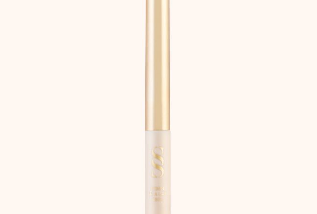 Eternalist [Eyeliner] Delineador líquido de acabado profesional con aplicador de punta fina y flexible para trazar líneas precisas de manera sencilla y rápida y en una sola pasada. De color negro intenso y brillante y con una fórmula de larga duración creada para producir una línea nítida, fluida y a prueba de manchas en todo momento. Resistente al agua y no transferible. ¿Es para ti? Eternalist [3D Mascara] es para aquellas personas que buscan un delineador líquido capaz de realzar la mirada gracias a trazos que requieren un esfuerzo mínimo.