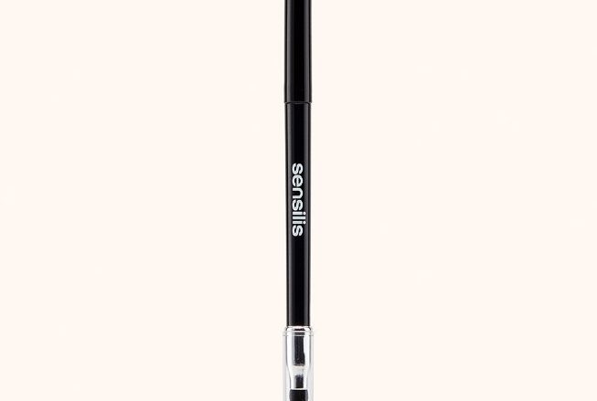 Infinite Eyes Lápiz de Ojos automático Lápiz waterproof perfecto para trazos firmes en la línea de las pestañas, pestañas inferiores y línea de agua. Con una duración excepcional de 13h y con propiedades antioxidantes gracias a las vitaminas C y E. Sin necesidad de sacapuntas. Con esponja difuminadora.