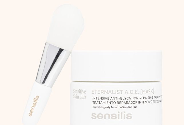 Eternalist A.G.E. [Mascarilla] Tratamiento reparador intensivo antiglicación que fortalece, remodela y regenera la piel. Protege los capilares y reduce el aspecto de los que ya están rotos. Deja la piel más descansada y tiene una textura en mousse. Incluye pincel aplicador.