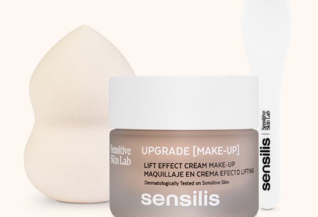 Upgrade [Make-Up] Base de Maquillaje & Tratamiento lifting Maquillaje dermatológico complemento perfecto en el ritual Upgrade. Aporta un efecto lifting cubriente y luminoso para un rostro rejuvenecido al instante. Remodela, mejora la elasticidad y el tono de la piel. Difumina las arrugas con un plus de protección gracias a su vitamina E y su acción antioxidante. Hipoalergénico y no comedogénico.