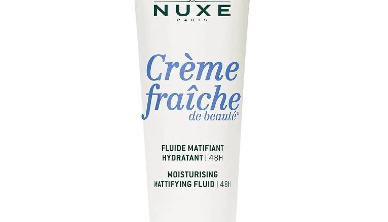 Déjese seducir por la hidratación deliciosa. Una textura ultra-ligera y adictiva que procura una bocanada de frescura en la piel. Enriquecida con Leche Vegetal y Aceite de Almendra Dulce, este fluido refuerza la hidratación durante 48h* y matifica al instante las pieles mixtas. La piel se transforma visiblemente: el 91%** de las mujeres nota la piel con una textura más fina y los poros cerrados. Las sensaciones de incomodidad y tirantez se reducen para una piel calmada al instante. La piel está más fresca y la tez más luminosa y radiante. Su fórmula respeta el microbioma cutáneo, la piel está sana y llena de vitalidad. La Fluido Matificante Hidratante 48h: un tratamiento formulado y fabricado en Francia. 100%*** de mujeres convencido de su poder hidratante, 100% de placer. *Hidratación 48h: prueba instrumental - 10 voluntarias. **Prueba de uso - 22 voluntarias - % de satisfacción tras 28 días. ***Prueba de uso - 22 voluntarias - % de satisfacción inmediato y a 28 días.