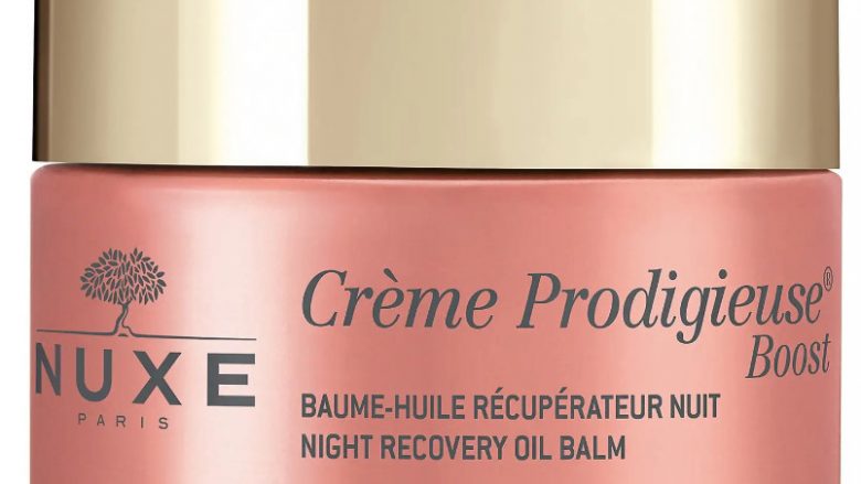 NUXE Bálsamo-aceite recuperador noche, Crème Prodigieuse® Boost 50 ml Bálsamo-aceite recuperador noche Todos los tipos de piel. 92 % de ingredientes de origen natural Este bálsamo-aceite facial con complejo antioxidante con flor de jazmín ayuda la piel a recuperarse durante la noche de los efectos perjudiciales de la vida diaria (estrés, cansancio, contaminación...) respetando el equilibrio natural de la piel. Su textura ultra-agradable infusionada con aceite de Macadamia envuelve la piel en un velo de suavidad sin acabado graso. Al despertar, los rasgos están descansados y la tez está fresca. La piel recobra toda su energía para afrontar un nuevo día.
