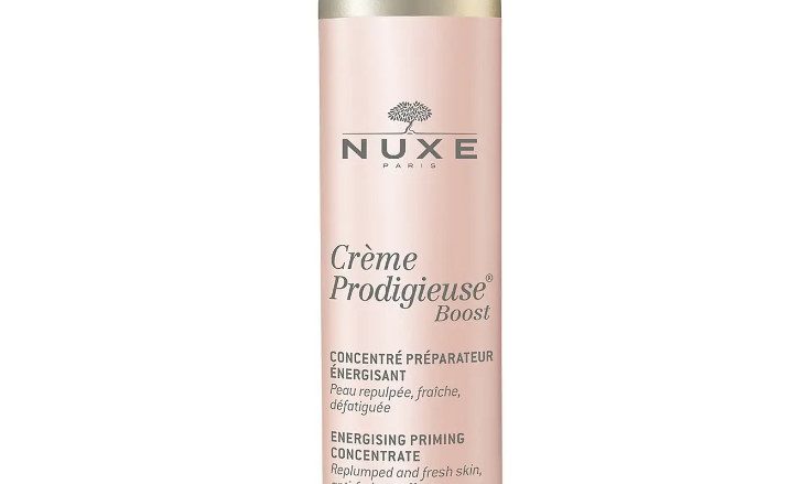 NUXE Concentrado preparador energizante, Crème Prodigieuse® Boost 100 ml Loción preparadora energizante Todos los tipos de piel. 97 % de ingredientes de origen natural Inspirada en la cosmética coreana, esta loción preparadora líquida, con complejo antioxidante con flor de Jazmín y Vitamina C, descansa, redensifica y revela la frescura de la piel. Llena de energía, está lista para disfrutar plenamente de los beneficios de los tratamientos diarios.