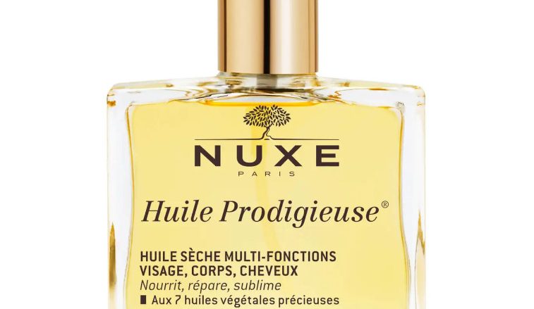 NUXE Aceite seco Huile Prodigieuse® 100 ml Nutre, repara, sublima. Rostro, Cuerpo, Cabello. 98 % de ingredientes de origen natural Déjese cautivar por el cóctel mítico de 7 aceites preciosos 100 % vegetales de Huile Prodigieuse®, para nutrir y reparar en un solo gesto rostro, cuerpo y cabello. Este tratamiento para la piel y el espíritu sublima la suavidad de la piel y conecta los sentidos. Huile Prodigieuse® hará que resplandezca con un irresistible brillo satinado sin acabado graso gracias a su inimitable textura con tacto seco. Es capaz de revelar su sensualidad gracias a su fragancia adictiva que evoca el sol y la arena caliente. Tratamiento formulado y fabricado en Francia. Su eficacia está probada: - Una acción protectora anti-contaminación demostrada por una prueba instrumental(1). - Atenúa la apariencia de las estrías (evaluación efectuada por un dermatólogo)(2). - La piel está hidratada durante 8 h(3). Está más suave para el 100 %(4) de las mujeres, nutrida y reparada para el 97 %(4) de ellas. El cabello está nutrido, reparado y flexible. (1)Prueba instrumental en 20 voluntarias. (2)Prueba de uso - 26 voluntarias. Mejora evaluada por el dermatólogo tras 56 días de uso. (3)Prueba instrumental – 10 voluntarias. (4)Prueba de uso - 29 voluntarias. % de satisfacción tras 28 días de uso.