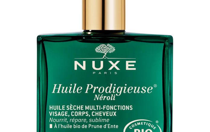 NUXE Aceite seco Huile Prodigieuse® Néroli 100 ml Nutre, repara, sublima. Rostro, Cuerpo, Cabello. Certificación Bio - 100 % de ingredientes de origen natural Sucumba al placer de un aceite seco bio* multi-funciones, que nutre en un solo gesto rostro, cuerpo y cabello. Un tratamiento para la piel y el espíritu, que repara la piel y conecta los sentidos. Su delicada alquimia de aceites preciosos bio (Aceite de Ciruelas de Ente bio y Aceite de Sésamo bio) hace que resplandezca con un irresistible brillo satinado sin acabado graso gracias a su textura con tacto seco sensorial. Su fragancia con relajantes notas de Nerolí posee el don de procurar una sensación de serenidad absoluta. Tratamiento formulado y fabricado en Francia. Su eficacia está probada: - Una acción protectora anti-contaminación demostrada por una prueba instrumental(1). - Atenúa la apariencia de las estrías (evaluación efectuada por un dermatólogo)(2). - Las mujeres notas su piel nutrida y sublimada para el 97 %(3), más luminosa para el 94 %(4). - Su cabello está nutrido, brillante y protegido de las agresiones externas. *con certificación bio (1)Prueba instrumental en 22 voluntarias. (2)Prueba de uso - 33 voluntarias. Mejora evaluada por el dermatólogo tras 28 días de utilización. (3)% de satisfacción inmediatamente después de la aplicación. (4) % de satisfacción tras 28 días de uso. (4) % de satisfacción tras 28 días de uso.
