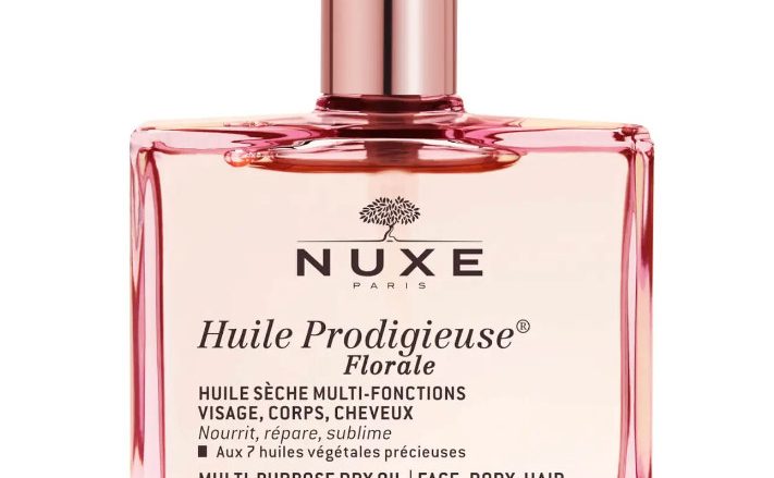 NUXE Aceite seco Huile Prodigieuse® Florale 50 ml Nutre, repara, sublima. Todos los tipos de piel. 97 % de ingredientes de origen natural Déjese cautivar por el cóctel mítico de 7 aceites preciosos 100 % vegetales del aceite hidratante que nutre y repara en un solo gesto rostro, cuerpo y cabello. Un tratamiento para el cuerpo y el cuerpo y el alma, que sublima la suavidad de la piel y conecta los sentidos. Huile Prodigieuse® Florale hará que resplandezca con un irresistible brillo satinado sin acabado graso gracias a su inimitable textura con tacto seco. Su fragancia floral con notas alegres tiene el don de sacarle una sonrisa. Su eficacia está probada: - Una acción protectora anti-contaminación demostrada por una prueba instrumental(1). - Atenúa la apariencia de las estrías (evaluación efectuada por un dermatólogo)(2). - La piel está hidratada durante 8 h(3). Está más suave para el 100 %(4) de las mujeres, nutrida y reparada para el 97 %(4) de ellas. El cabello está nutrido, reparado y flexible. Tratamiento formulado y fabricado en Francia. (1)Prueba instrumental en 20 voluntarias. (2)Prueba de uso - 26 voluntarias. Mejora evaluada por el dermatólogo tras 56 días de uso. (3)Prueba instrumental – 10 voluntarias. (4)Prueba de uso - 29 voluntarias. % de satisfacción tras 28 días de uso.