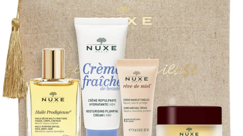 NUXE Esenciales - Exclusiva web 4 tratamientos faciales y corporales imprescindibles El kit NUXE contiene : - 1 Crema Repulpante Hidratante 48h, Crème fraîche de beauté® 30ml - 1 Bálsamo de Labios Ultra-nutritivo y Reparador, Rêve de Miel 15 g - 1 Huile Prodigieuse® 30 ml - 1 Crema manos y uñas, Rêve de Miel 30 ml - Y un estuche de lino 100%. Los componentes del estuche se entregarán por separado.
