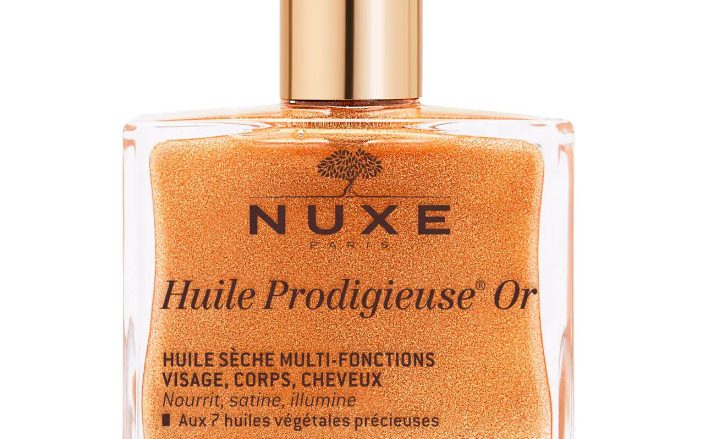 NUXE Aceite seco Huile Prodigieuse® Or 100 ml Nutre, suaviza e ilumina. Rostro, Cuerpo, Cabello. 98 % de ingredientes de origen natural Déjese cautivar por el cóctel mítico de 7 aceites preciosos 100 % vegetales de Nuxe Huile Prodigieuse® Or, para nutrir y reparar en un solo gesto rostro, cuerpo y cabello. Híbrido entre tratamiento y maquillaje, este iluminador exprés ofrece un irresistible brillo irisado sin acabado graso gracias a su textura con un inimitable tacto seco, enriquecido con nácares dorados. Un tratamiento para la piel y el espíritu, que sublima la suavidad de la piel y conecta los sentidos. Su fragancia adictiva evoca el sol y la arena caliente haciendo que resplandezca con sensualidad. Tratamiento formulado y fabricado en Francia. Su eficacia está probada: - El 100 %(1) de las mujeres nota su piel satinada y luminosa, 89 %(2) la nota nutrida y el 95 %(1) más hermosa. (1)Prueba de uso - 20 voluntarias. % de satisfacción inmediatamente después de la 1ª aplicación. (2)Prueba de uso - 19 voluntarias. % de satisfacción tras 28 días de uso a razón de una aplicación diaria en el rostro, dos aplicaciones diarias en el cuerpo y al menos dos aplicaciones semanales en el cabello.