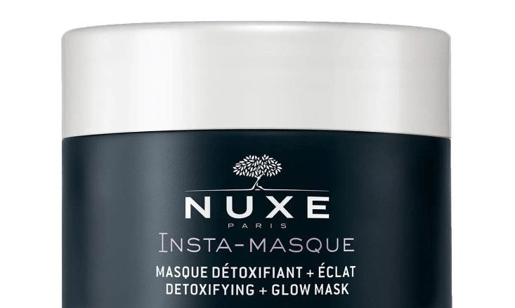 NUXE Mascarilla Detoxificante + Luminosidad Insta-Masque 50 ml Mascarilla facial con carbón activo - detoxifica y devuelve la luminosidad Todos los tipos de piel, incluso las sensibles. 96,2 % de ingredientes de origen natural Esta mascarilla con Carbón combina los beneficios del Agua Floral de Rosa con el Carbón Vegetal activado para captar y eliminar todas las impurezas (partículas contaminantes, sebo...). En 2 minutos cronometrados, la piel está detoxificada, fresca y su luminosidad reavivada. Ultra-sensorial, su textura gel negro intenso se transforma en leche en contacto con el agua para un aclarado fácil y un acabado suave y reconfortante.
