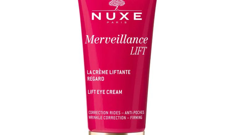 NUXE Crema Reafirmante Contorno de Ojos, Merveillance Lift 15ml Contorno de ojos reafirmante - corrección arrugas, anti-bolsas. 97 % de ingredientes de origen natural Merveillance LIFT - Crema Reafirmante Contorno de Ojos: ¡descubra una piel tan fuerte como usted! Para un contorno de ojos como transformado: bolsas reducidas, arrugas rellenadas, párpados realzados. El 100% de las mujeres queda convencido(1). Este contorno de ojos reafirmante contiene Aceite de Microalga ultra-corrector, un activo green(2) que concentra la potencia de 4 mil millones de células activas (en una sola gota) para reforzar la piel a diario. Gracias a su increíble textura efecto blur(3) de origen natural, difumina al instante arrugas, bolsas y signos de cansancio para una mirada más joven desde la primera aplicación. Las arrugas se alisan, los párpados se realzan, el contorno de los ojos queda como tras un lifting para una mirada agrandada. Una eficacia antiedad y un placer absoluto con una fragancia ligera, específicamente desarrollada para el contorno de los ojos. Tratamiento formulado y fabricado en Francia (1)Prueba de uso - 32 voluntarias – % de satisfacción tras 28 días. (2)Green = verde (3)Blur = difuminador