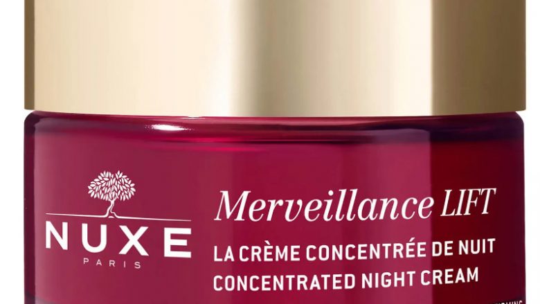 Merveillance LIFT - Crema Concentrada de Noche: ¡descubra una piel tan fuerte como usted! Un concentrado de eficacia antiedad para una piel recargada de energía, descansada y destensada como si hubiera dormido dos horas más(1). Esta crema reafirmante de noche contiene Aceite de Microalga ultra-corrector, un activo green(3) que concentra en una sola gota la potencia de 4 mil millones de células activas para reforzar la piel a diario. Al despertar, la piel está recargada de energía. Como reparada, está alisada para el 100% de las mujeres(2). Las arrugas se corrigen, la piel luce como tras un lifting. Más firme, la piel luce visiblemente más joven. Una eficacia antiedad y un placer absoluto con delicados acordes florales y almizclados. Tratamiento formulado y fabricado en Francia. (1)Prueba de uso - 20 voluntarias – % de satisfacción tras 28 días (2)Prueba de uso - 22 voluntarias – % de satisfacción tras 56 días (3)Green = verde