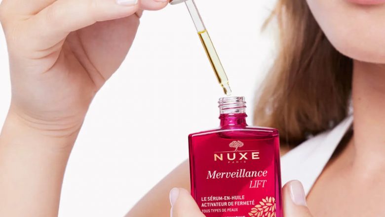 NUXE Mi dúo antiedad de día y de noche Rellena la piel diariamente Descubra nuestro dúo de cremas Día y Noche Merveillance Lift para rellenar las arrugas y reafirmar su piel. El dúo Merveillance Lift está compuesto de : - 1 Crema Concentrada de Noche, Merveillance Lift 50ml - 1 Crema En Polvo Efecto Lifting, Merveillance Lift 15 ml