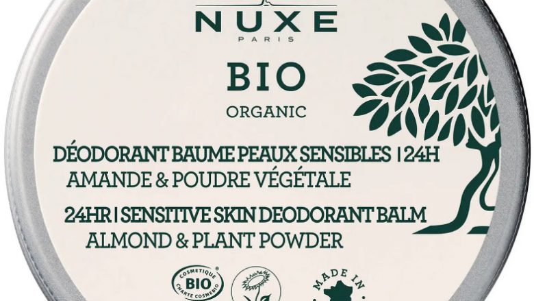 NUXE Desodorante Bálsamo Pieles Sensibles 24 H, NUXE BIO 50 gr Eficacia desodorante 24 H** y tratamiento. Todos los tipos de piel, incluso las sensibles. 100 % de ingredientes de origen natural 89 % de ingredientes procedentes de la agricultura ecológica Con este desodorante sólido bio*, descubre un nuevo gesto intuitivo que alía eficacia desodorante 24 h** y tratamiento gracias a una asociación inédita de polvo vegetal absorbente y aceite vegetal bio. Su textura bálsamo empolvada con acabado seco se aplica fácilmente con el dedo, como una crema, envolviendo la piel con una agradable sensación de nutrición. Fórmula especialmente concebida para pieles sensibles, su reconfortante fragancia proporciona la suavidad envolvente de la Flor de Azahar. No deja manchas en la ropa. Tratamiento formulado y fabricado en Francia. *con certificación bio. ** prueba clínica.