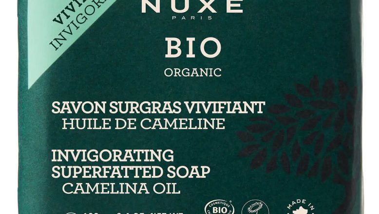 NUXE Jabón Dermatológico Revitalizante, NUXE BIO 100 gr Limpia eficazmente y con suavidad. Rostro y Cuerpo. 99 % de ingredientes de origen natural 73 % de ingredientes procedentes de la agricultura ecológica Este jabón dermatológico bio* limpia eficazmente rostro y cuerpo respetando todos los tipos de piel gracias a su textura de tratamiento cremosa enriquecida con Aceite de Camelina Bio. Restos de maquillaje, impurezas y contaminación se desvanecen bajo su espuma fina y cremosa para dejar la piel purificada, suave y fresca. Su fragancia aromática de Flor de azahar pone a todo el mundo de acuerdo. Tratamiento formulado y fabricado en Francia. *con certificación BIO.