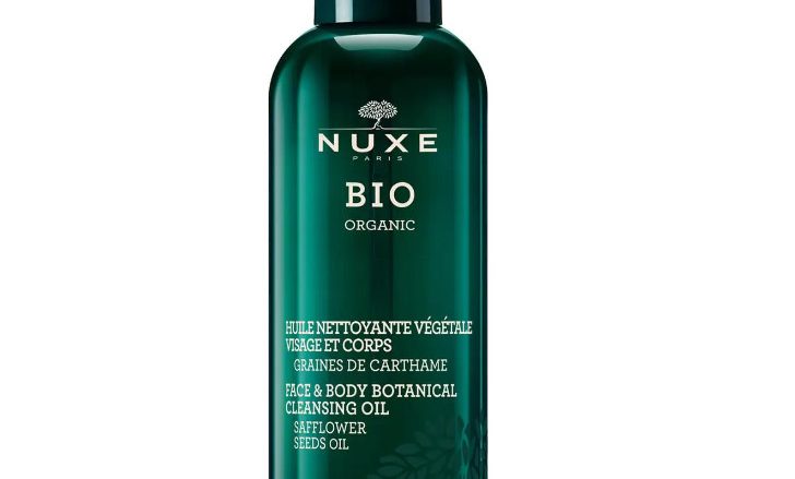 NUXE Aceite Limpiador Vegetal, NUXE BIO 200 ml Limpia eficazmente y con suavidad. Rostro y Cuerpo. 100 % de ingredientes de origen natural 81 % de ingredientes procedentes de la agricultura ecológica Con alta concentración en aceites vegetales, este tratamiento mágico 2-en-1, a la vez aceite desmaquillante y aceite de ducha bio*, limpia tanto el rostro como el cuerpo. Su galénica de aceite disuelve con suavidad todas las impurezas antes de transformarse en leche en contacto con el agua, permitiendo un aclarado exprés. Respeta todos los tipos de pieles, que deja perfectamente limpias y desmaquilladas, pero también suaves, aterciopeladas y reconfortadas. Su fragancia aromática de Flor de azahar pone a todo el mundo de acuerdo. Tratamiento formulado y fabricado en Francia. *con certificación BIO.