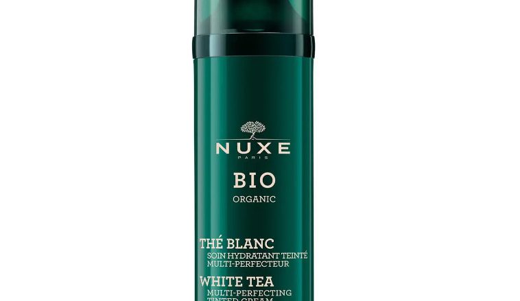 NUXE Tratamiento Hidratante con Color Multi-perfeccionador - tono claro, NUXE BIO 50 ml Hidrata, alisa, unifica e iluminan la tez. Todos los tipos de piel, incluso las sensibles. 99 % de ingredientes de origen natural 52 % de ingredientes procedentes de la agricultura ecológica A la vez crema con color bio* y tratamiento hidratante, este multi-perfeccionador con Té Blanco ofrece un acabado «piel perfecta» natural que dura todo el día. Su textura fundente rica en Pigmentos minerales está disponible en 2 tonos. Las líneas de expresión se alisan, las rojeces y las manchas se unifican para revelar una tez luminosa. El Tratamiento Hidratante con Color Multi-perfeccionador en tono medio es adecuado para los tonos de piel medios a mates. *con certificación BIO.