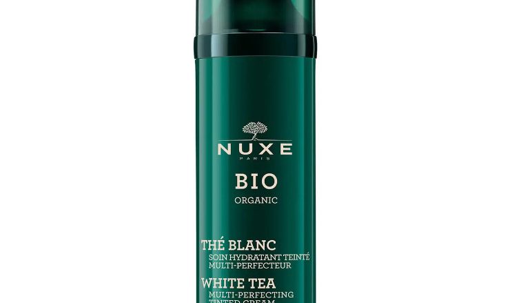 NUXE Tratamiento Hidratante con Color Multi-perfeccionador - tono medio, NUXE BIO 50 ml Hidrata, alisa, unifica e iluminan la tez. Todos los tipos de piel, incluso las sensibles. 99 % de ingredientes de origen natural 52 % de ingredientes procedentes de la agricultura ecológica A la vez crema con color bio* y tratamiento hidratante, este multi-perfeccionador con Té Blanco ofrece un acabado «piel perfecta» natural que dura todo el día. Su textura fundente rica en Pigmentos minerales está disponible en 2 tonos. Las líneas de expresión se alisan, las rojeces y las manchas se unifican para revelar una tez luminosa. El Tratamiento Hidratante con Color Multi-perfeccionador en tono medio es adecuado para los tonos de piel medios a mates. *con certificación BIO.