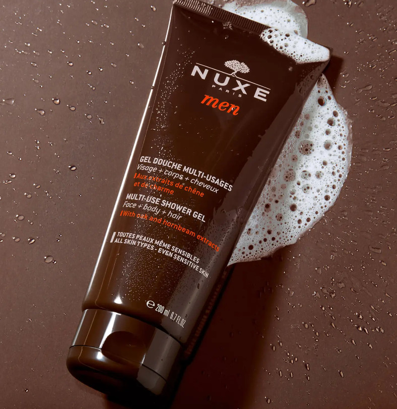 NUXE Gel de ducha multi-usos NUXE Men 200 ml
Gel de ducha hombre multi-usos
Todos los tipos de piel, incluso sensibles - Rostro, Cuerpo, Cabello

95 % de ingredientes de origen natural

Con su base limpiadora de origen vegetal y su pH fisiológico, este gel de ducha, con Extractos de Roble y Carpe, limpia con suavidad el rostro, el cuerpo y el cabello. Procura una verdadera sensación de energía.